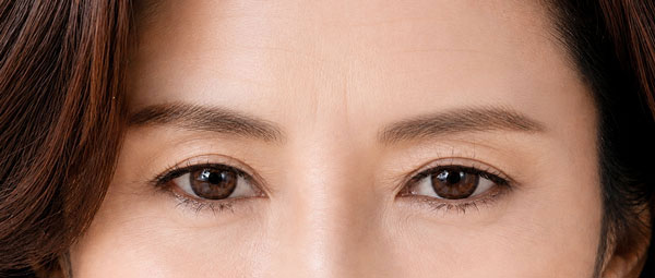 目と眉の間が近く、きつく見える印象